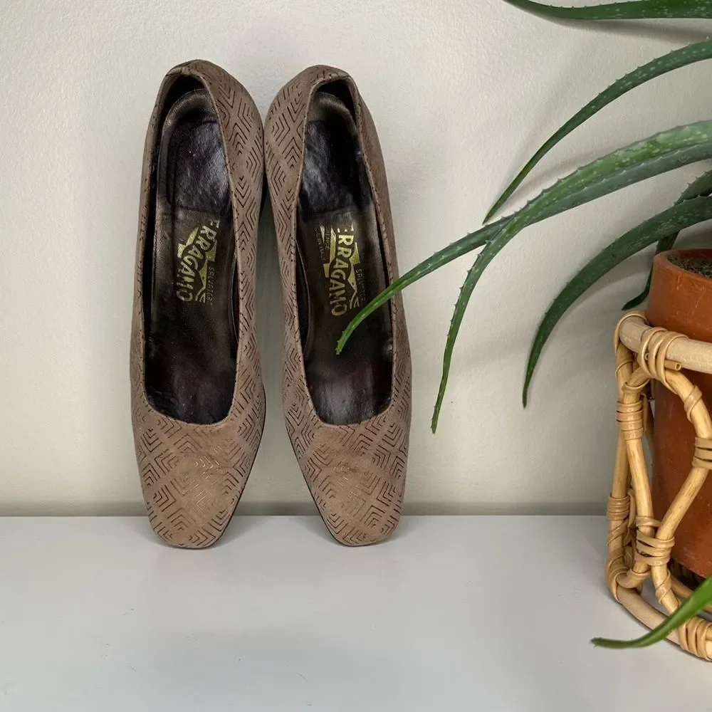 Vtg Salvatore Ferragamo Block Heel Pumps Geometric Embossed Suede Italy Made 9 - Picture 4 of 11